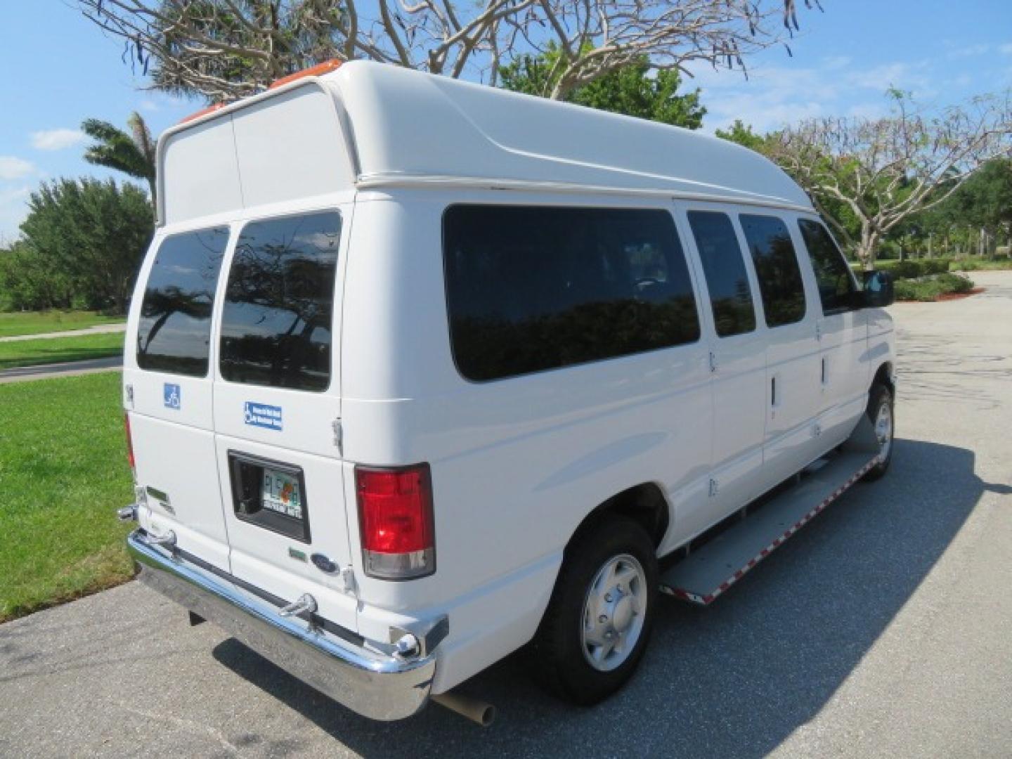 2014 White /Gray Ford E-Series Van (1FTNE1EW1ED) , Automatic transmission, located at 4301 Oak Circle #19, Boca Raton, FL, 33431, (954) 561-2499, 26.388861, -80.084038 - Photo#29